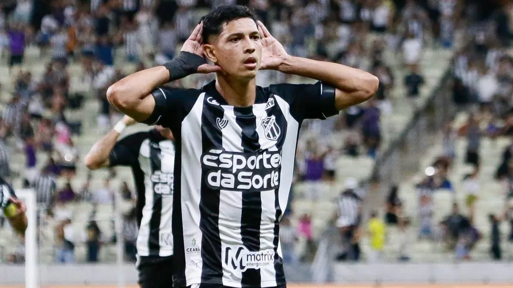 Erick Pulga comemorando. Foto: Baggio Rodrigues/AGIF