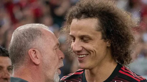 David Luiz, defensor ex-Flamengo, negocia com time brasileiro.