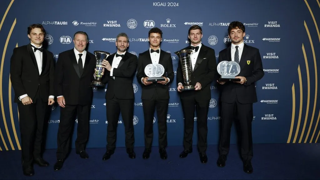 Verstappen e colegas na premiação da FIA