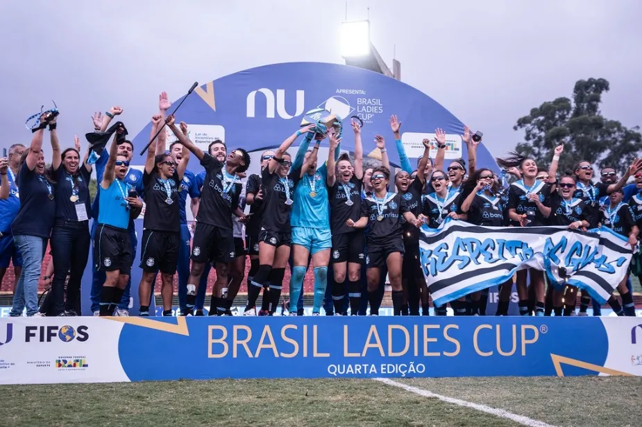 Vivi Holzel, goleira e capitã das Gurias Gremistas comemora titulo do Brasil Ladies Cup no Canindé. Foto: Guilherme Veiga/Ladies Cup 2024