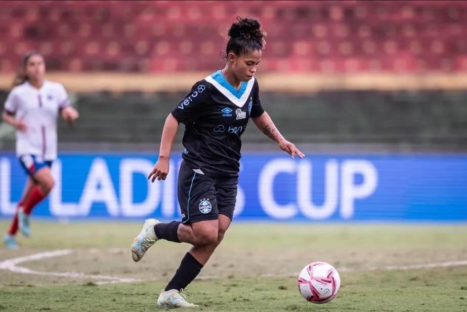 Dayana  Rodriguez brilha novamente em assistência perfeita para Maria Dias que abriu o placar para as Gurias Gremistas no Brasil Ladies Cup 2024, no Canindé neste domingo. Foto: Guilherme Veiga/Brasil Ladies Cup