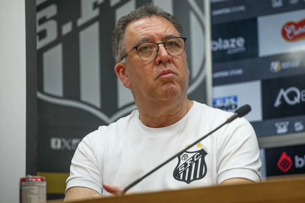 Presidente do Santos em coletiva de novembro. Foto: Reinaldo Campos/AGIF