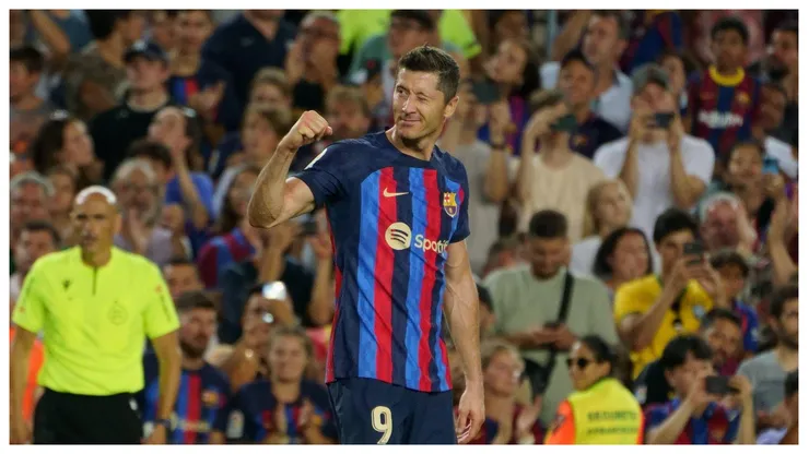 Robert Lewandowski comemora gol pelo Barcelona em partida da La Liga diante do Real Valladolid no Camp Nou. Foto: Action Plus Sports Images / Alamy Stock Photo
