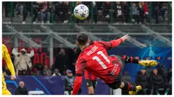 Cristian Pulisic executa voleio em partida da UEFA Champions League no San Siro diante do Borussia Dortmund. Foto: Alessio Morgese/E-Mage / Alamy Stock Photo
