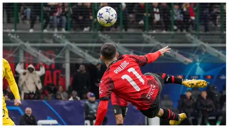 Cristian Pulisic executa voleio em partida da UEFA Champions League no San Siro diante do Borussia Dortmund. Foto: Alessio Morgese/E-Mage / Alamy Stock Photo