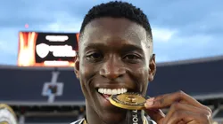 Luiz Henrique com a medalha de campeão.