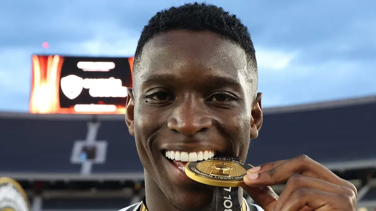 Luiz Henrique com a medalha de campeão.