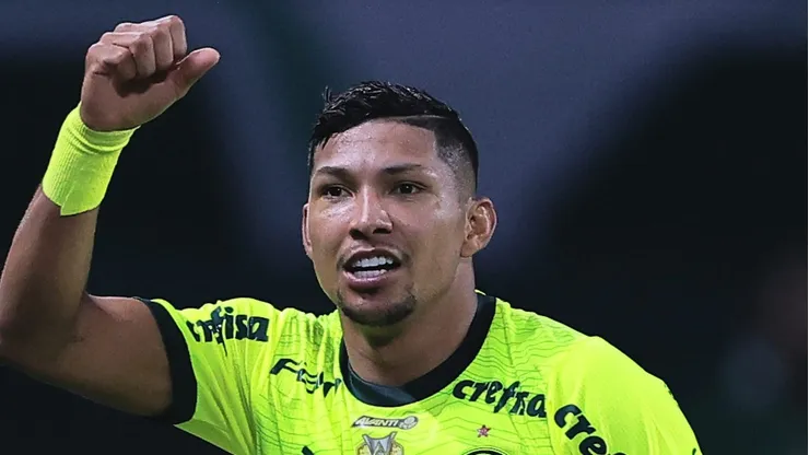 SP - SAO PAULO - 07/07/2024 - BRASILEIRO A 2024, PALMEIRAS X BAHIA - Rony jogador do Palmeiras comemora seu gol durante partida contra o Bahia no estadio Arena Allianz Parque pelo campeonato Brasileiro A 2024.