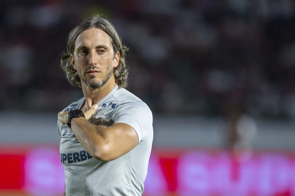 Luis Zubeldia tecnico do Sao Paulo durante partida contra o Vasco no estadio Brinco de Ouro pelo campeonato Brasileiro A 2024. Foto: Anderson Romao/AGIF