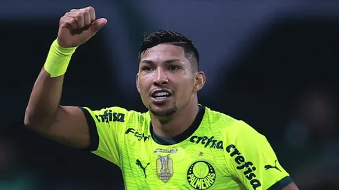 Rony comemorando gol pelo Verdão.