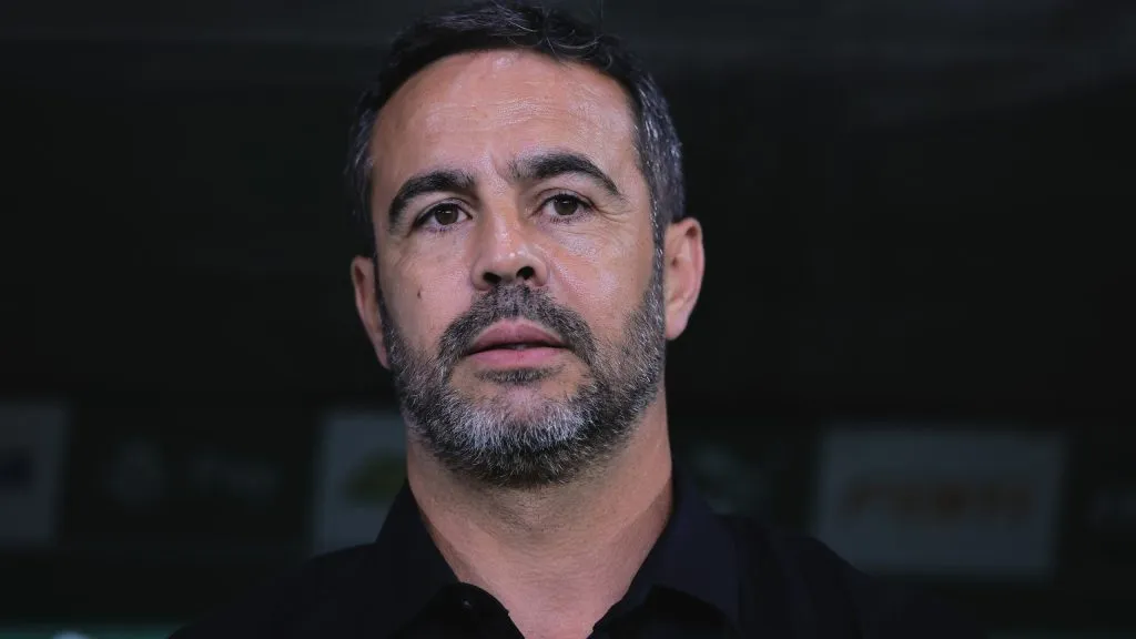 Artur Jorge durante partida. Foto: Ettore Chiereguini/AGIF