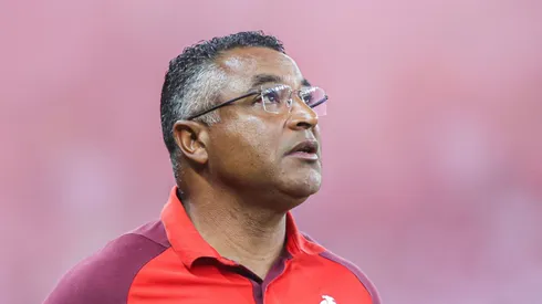 Roger Machado em jogo do Inter. Foto: Maxi Franzoi/AGIF.