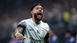 Depay comemorando um dos dois tentos marcados contra o Bahia.