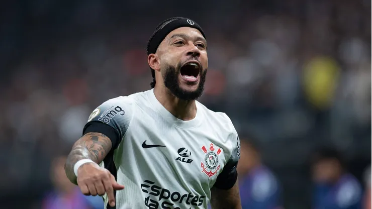Depay comemorando um dos dois tentos marcados contra o Bahia.