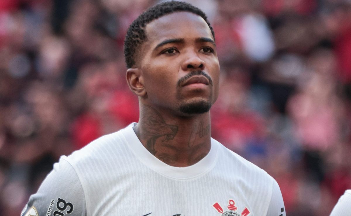 Cacá surpreende com faixa provocativa no Corinthians