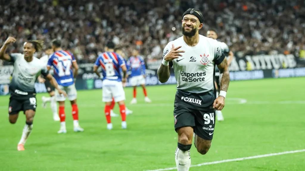 Memphis Depay comemora gol pelo Corinthians. Foto: Marco Miatelo/AGIF