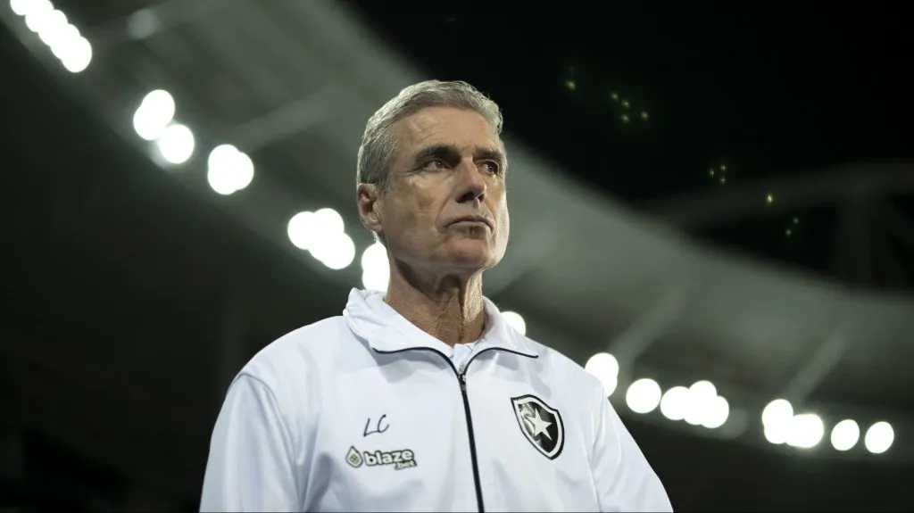 Luis Castro, tecnico do Botafogo, no Engenhao, na temporadas de 2022 e 2023. Durante Foto: Jorge Rodrigues/AGIF