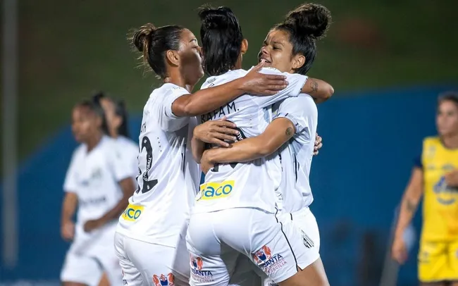 Rafa Martins, comemora gol com as companheiras de elenco do Santos contra o América-MG.                            Foto: Henrique Barreto