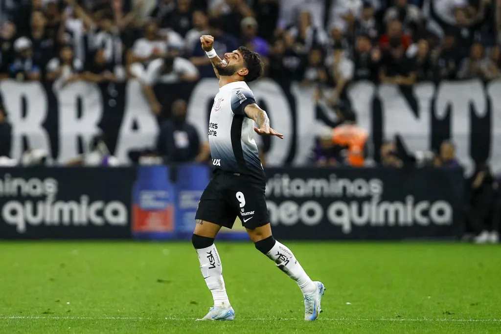Carrillo deu a assistência para o 30° gol de Yuri em 2024. Foto: Marco Miatelo/AGIF