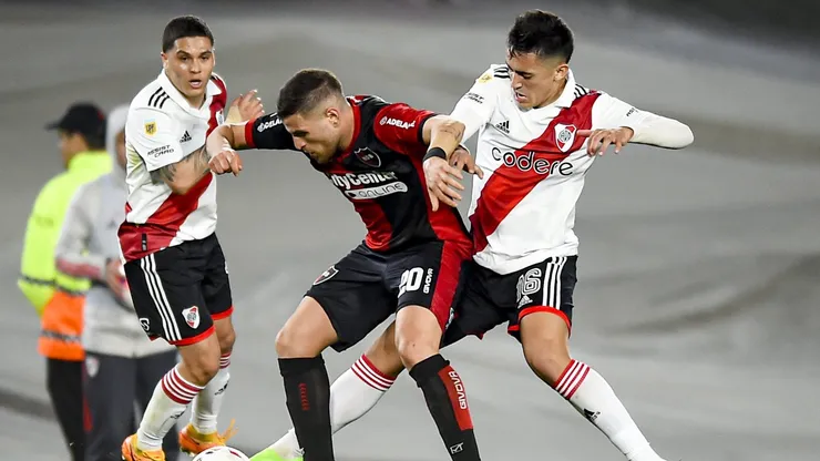 Julián Fernández (de uniforme escuro) pertence ao Newell's Old Boys e interessa ao Peixe