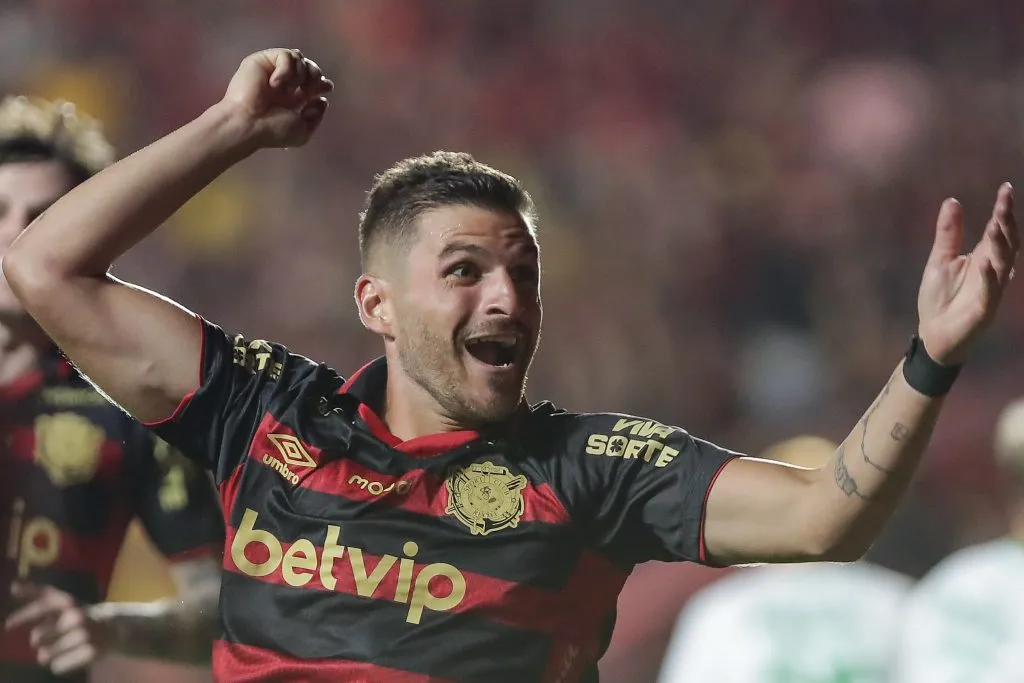 Julián Fernández comemora gol pelo Sport - Foto: Rafael Vieira/AGIF