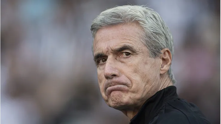 Luís Castro está na mira do Santos