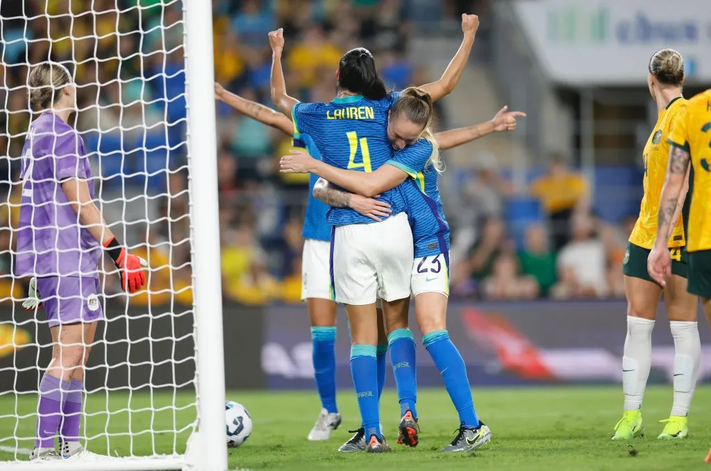 Artilheira, Lauren sela vitória da Seleção Brasileira sobre a Austrália no último amistoso de 2024 e comemora com companheiras de elenco, no Gold Coast. Foto: Rafael Ribeiro/CBF