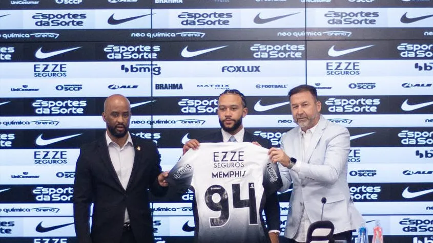 Foto: Fabinho ao lado de Augusto Melo na apresentação de Memphis Depay.