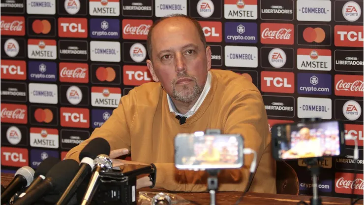 Alessandro Barcellos negocia diretamente com empresário de Bernabei a permanência do lateral para 2025
