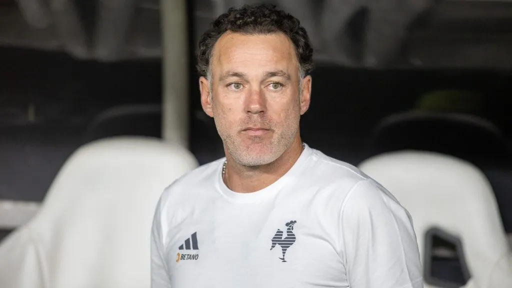 Milito demorou para agir, segundo Luxa –  Foto: Baggio Rodrigues/AGIF