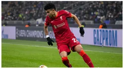 Luís Diaz pelo Liverpool em partida da UEFA Champions League no Giuseppe Meazza diante da Inter de Milão. Foto: Christian Santi / Alamy Stock Photo