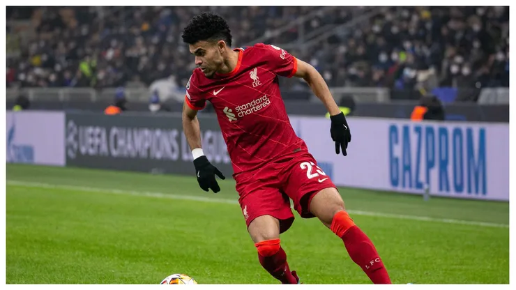 Luís Diaz pelo Liverpool em partida da UEFA Champions League no Giuseppe Meazza diante da Inter de Milão. Foto: Christian Santi / Alamy Stock Photo