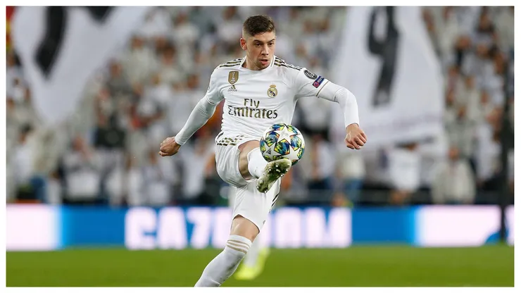 Federico Valverde com o domínio da bola em partida da UEFA Champions League entre Real Madrid e PSG. Foto: SOPA Images Limited / Alamy Stock Photo