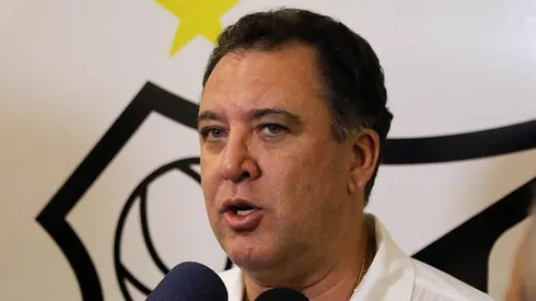 Marcelo Teixeira anuncia futuro do atacante venezuelano. Foto: Foto: Pedro Ernesto Guerra Azevedo/Santos FC.
