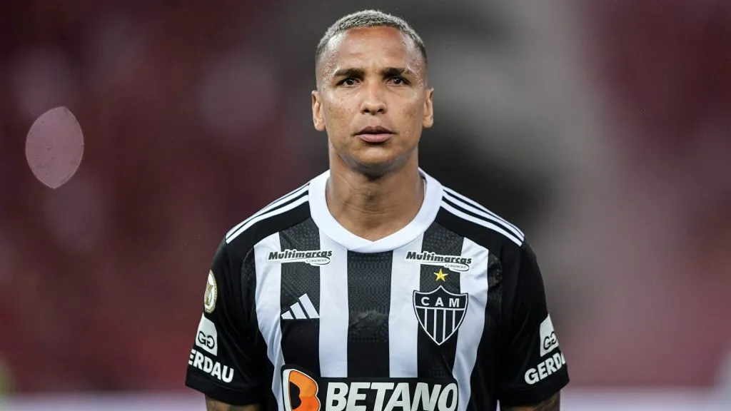 O lance envolvendo Deyverson foi o que mais revoltou – Foto: Thiago Ribeiro/AGIF