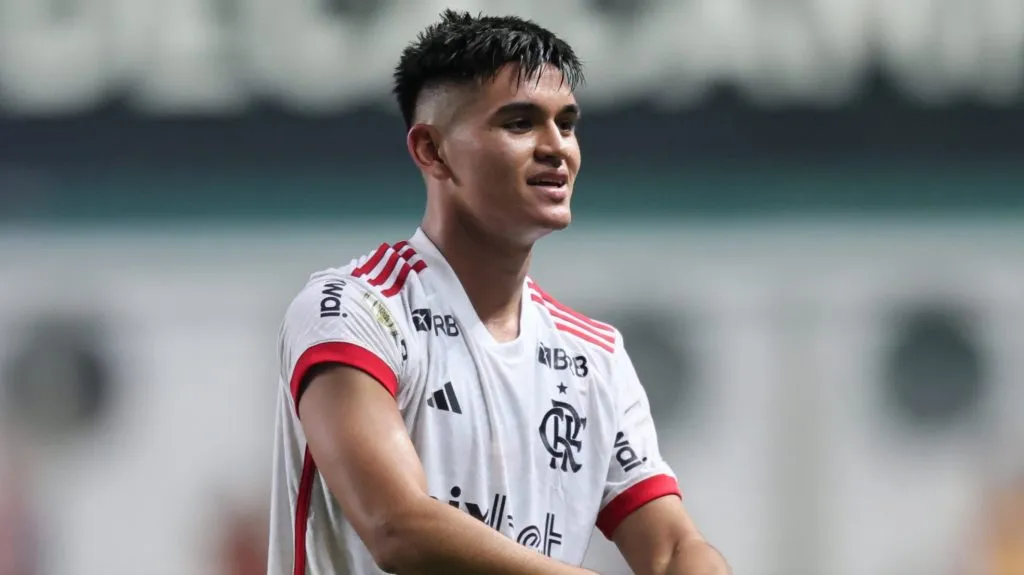 Alcaraz durante partida. Foto: Gilson Lobo/AGIF