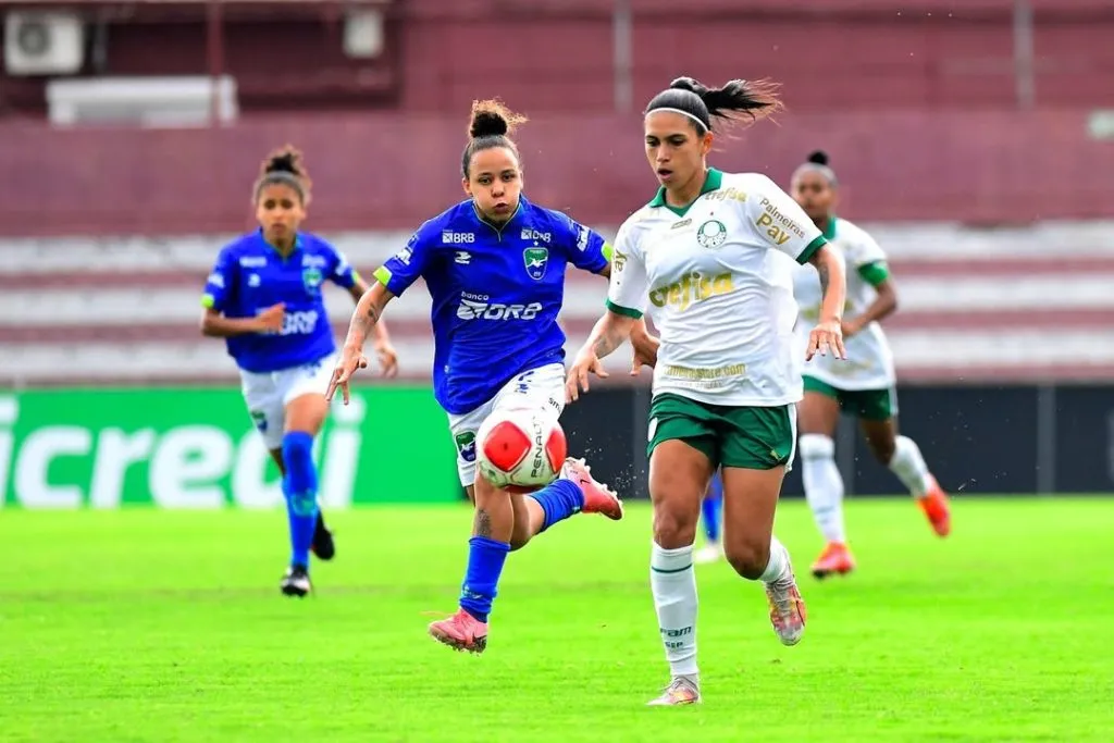 Jogadora do Palmeiras, disputa lance com a adversária do Minas Brasília durante duelo pela Copinha Feminina. Foto: Marcos Ribolli/Ag. Paulistão