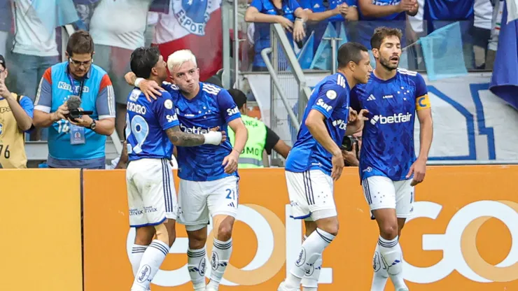 Barreal comemorando gol com atletas do Cruzeiro