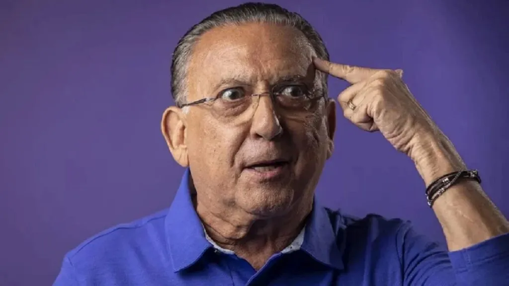 Galvão Bueno colocando a mão na cabeça - Foto: Divulgação/Globo