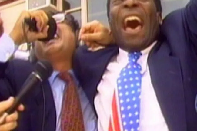 Galvão Bueno abraçando Pelé em transmissão da Globo - Reprodução/TV Globo