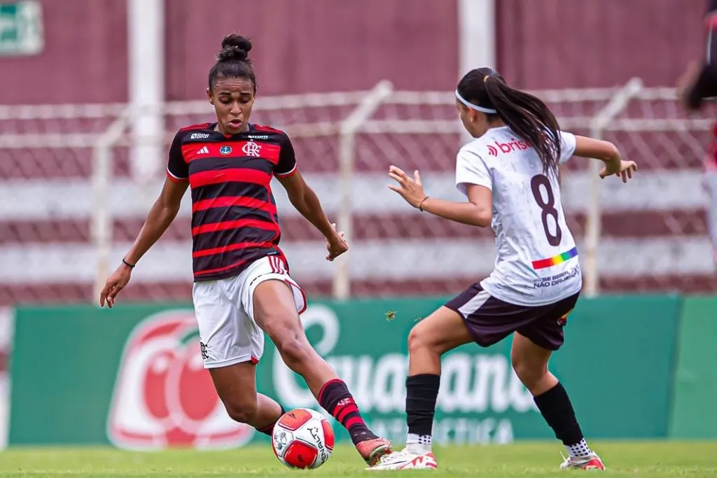 Jogadora do Flamengo disputa lance com a adversária do Botafogo-PB durante partida válida pela Copinha Feminina. Paula Reis/CRF
