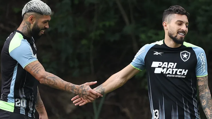 Alexander Barboza (à esquerda) foi oferecido ao Santos de graça em 2023, mas Turra vetou