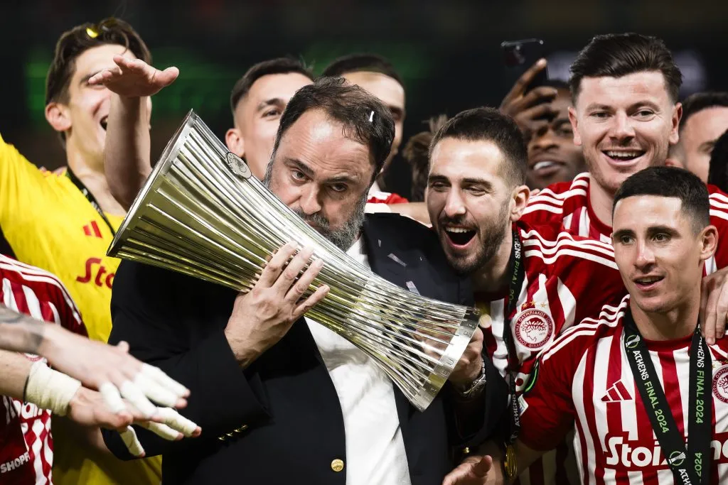 Evangelos Marinakis comemora título da Conference League 2023/2024 do Olympiacos. PHOTO: IMAGO/NicolòxCampox