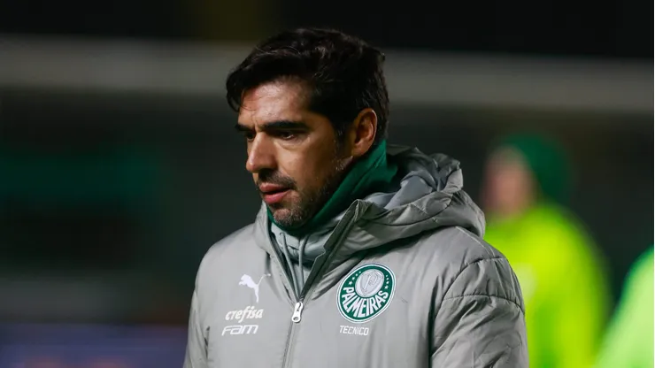 Abel Ferreira, treinador do Palmeiras, esboça time contra Cruzeiro