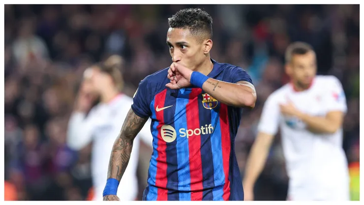 Raphinha comemora gol pelo Barcelona em partida da La Liga diante do Sevilla. Foto: Sipa US / Alamy Stock Photo