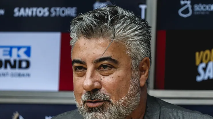 Alexandre Gallo, coordenador do Peixe, em coletiva na Vila Belmiro.