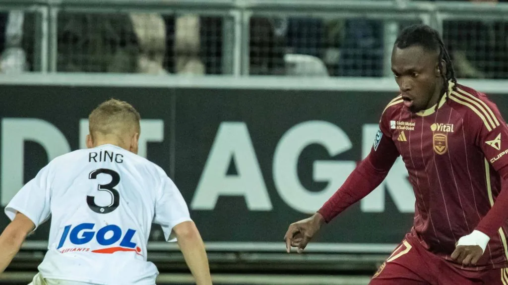 Foto: IMAGO / PanoramiC – Alberth Elis (de camisa vinho) durante jogo pelo Bordeuax na França.