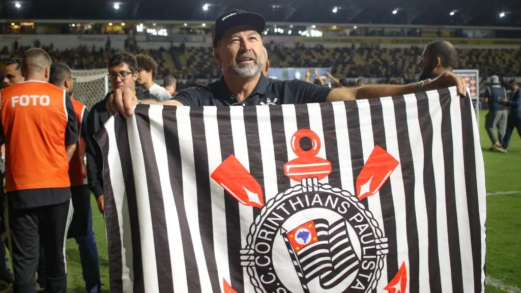 Augusto Melo em jogo do Corinthians. Foto: Leonardo Hubbe/AGIF