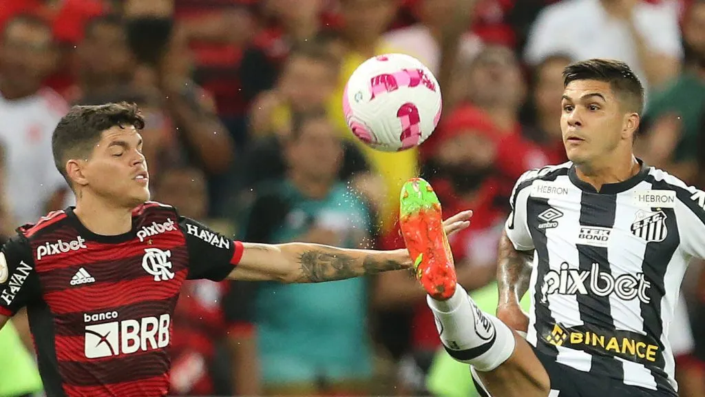 Foto: IMAGO / Sports Press Photo – Rodrigo Fernández em disputa de bola com Ayrton Lucas, do Flamengo, pelo Brasileirão 2022.