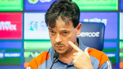 Fernando Diniz durante coletiva em sua apresentação.